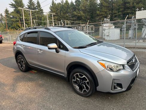 Used 2017 Subaru Crosstrek 2.0i Premium w/ Moonroof Package AWD/4WD image 3