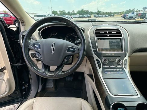 Used 2017 Lincoln MKX Reserve w/ Lincoln MKX Climate Package FWD image 19