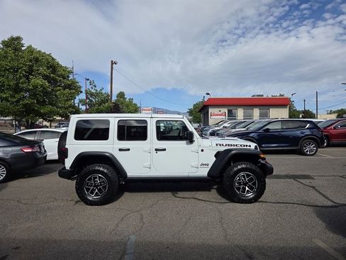 Used 2025 Jeep Wrangler Unlimited Rubicon AWD/4WD image 3