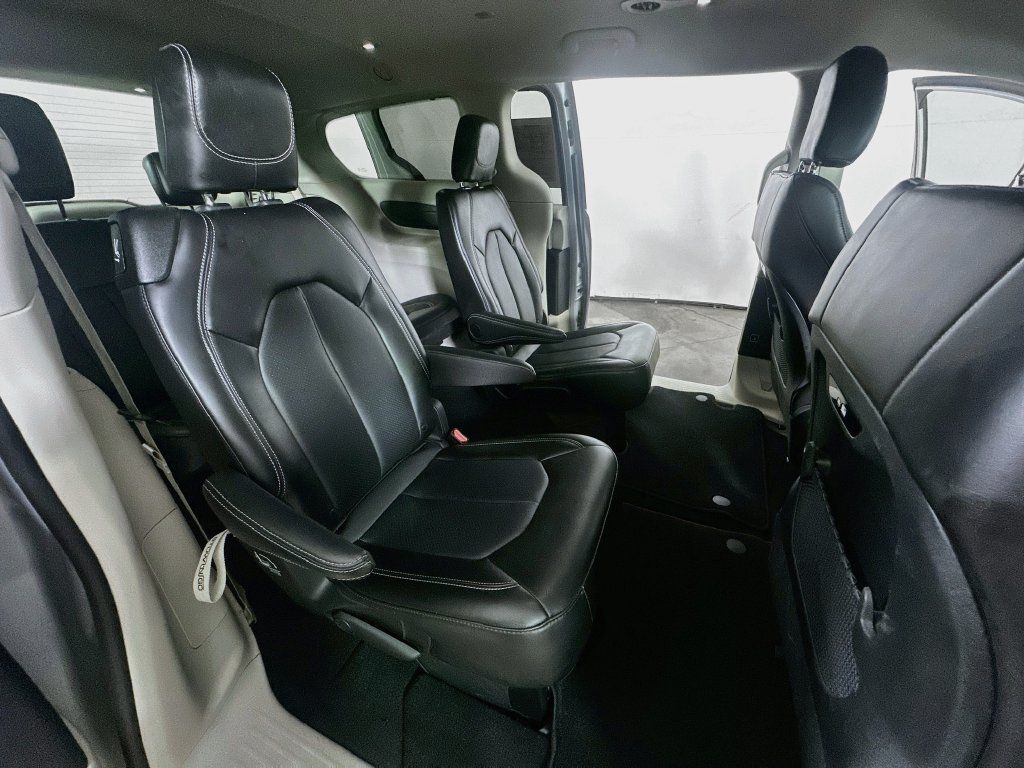 Used 2024 Chrysler Pacifica Touring-L FWD image 12