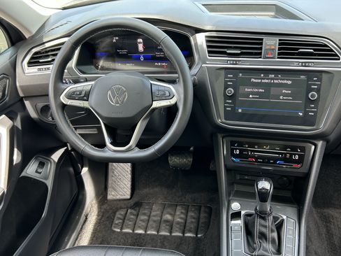 Used 2024 Volkswagen Tiguan SE w/ Panoramic Sunroof Package FWD image 12