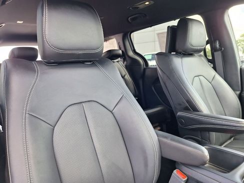 Used 2025 Chrysler Pacifica Select w/ Uconnect Theater Family Group AWD/4WD image 28