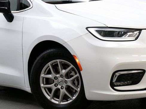 Used 2024 Chrysler Pacifica Touring-L image 3