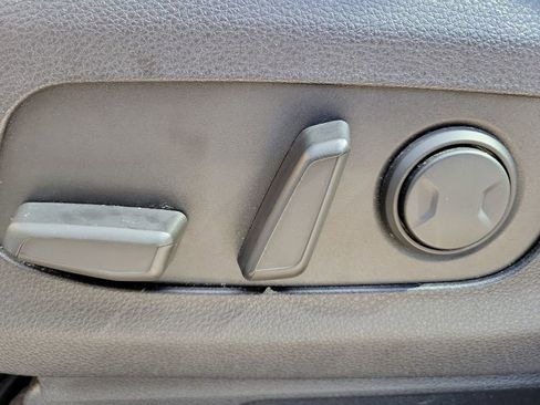 Used 2023 Kia Carnival EX FWD image 17