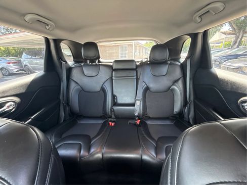 Used 2019 Jeep Cherokee Latitude Plus w/ Cold Weather Group AWD/4WD image 19