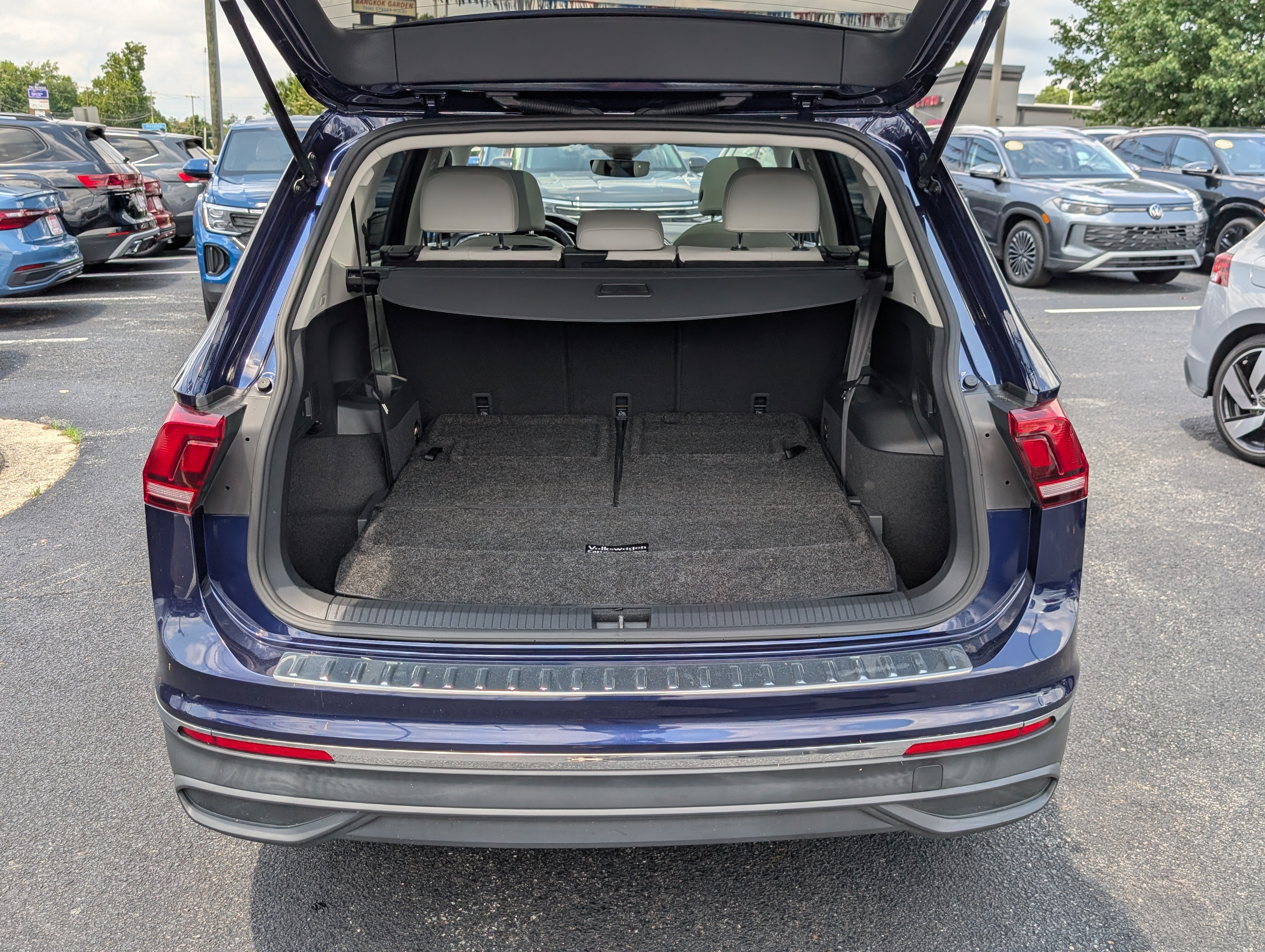 Used 2023 Volkswagen Tiguan SE w/ Panoramic Sunroof Package FWD image 14