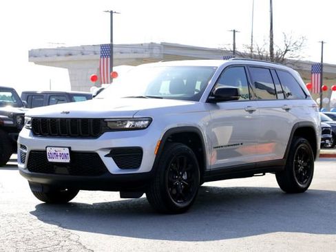 New 2025 Jeep Grand Cherokee Altitude RWD image 7