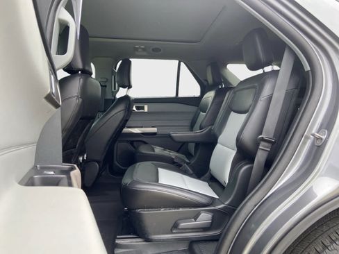 Used 2023 Ford Explorer XLT w/ Equipment Group 202A AWD/4WD image 19
