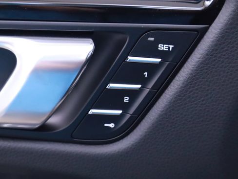 Certified 2025 Porsche Macan AWD/4WD image 38