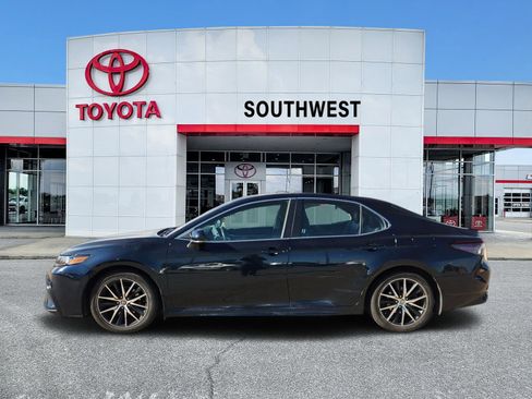 Used 2021 Toyota Camry SE w/ Cold Weather Package image 3