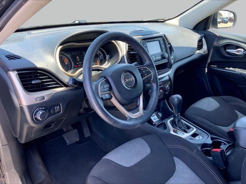 Used 2016 Jeep Cherokee Sport FWD image 17