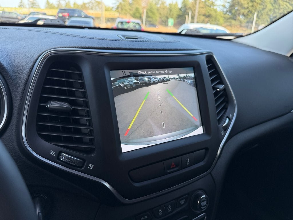 Used 2022 Jeep Cherokee Latitude AWD/4WD image 17