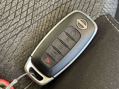 Used 2025 Nissan Rogue SV image 21