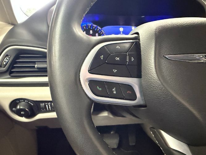 Used 2024 Chrysler Pacifica Touring-L FWD image 15