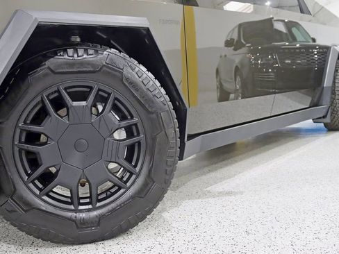 Used 2024 Tesla Cybertruck AWD Crew Cab image 4