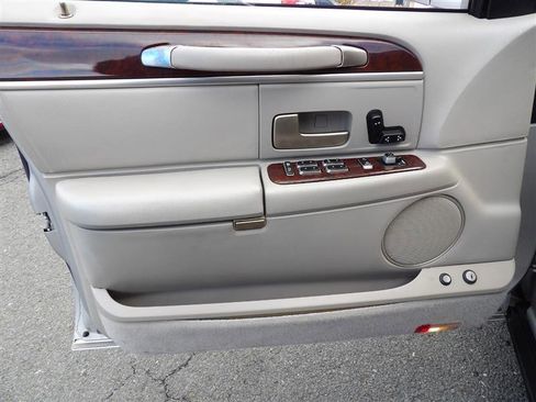 Used 2007 Lincoln Town Car Signature image 10