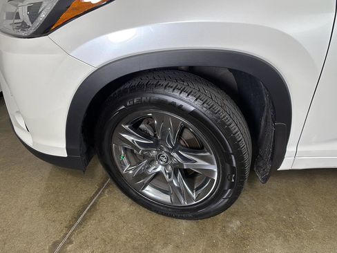 Used 2018 Toyota Highlander Limited Platinum AWD/4WD image 5