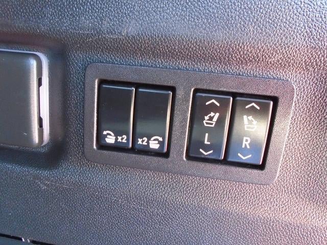 Used 2023 Chevrolet Suburban Premier AWD/4WD image 32