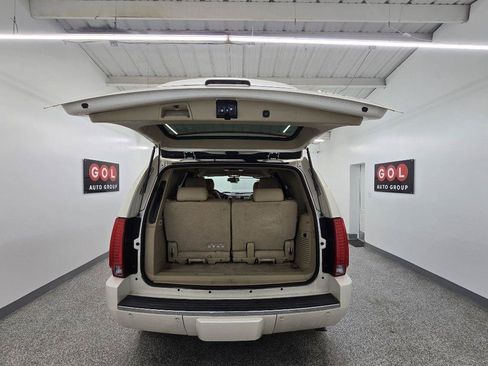 Used 2013 Cadillac Escalade Luxury RWD image 16