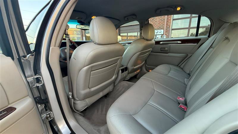Used 2004 Lincoln Town Car Ultimate RWD image 18