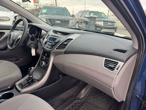 Used 2015 Hyundai Elantra SE image 17