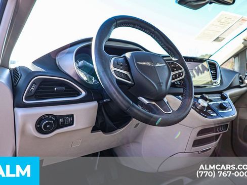 Used 2023 Chrysler Pacifica Touring-L image 29