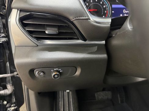 Used 2022 Chevrolet Traverse LT FWD image 22