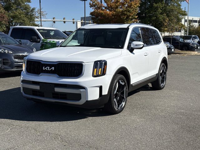 Used 2024 Kia Telluride EX w/ EX Captain's Chair Package AWD/4WD image 5