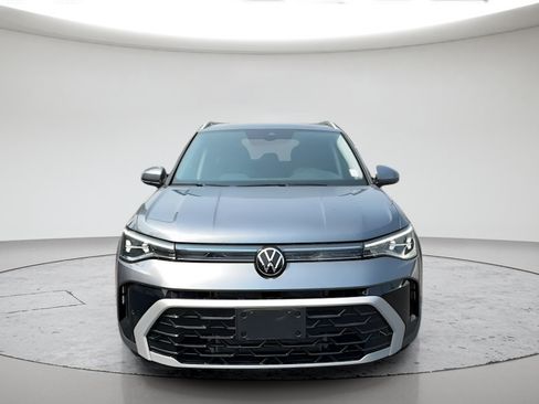 Used 2025 Volkswagen Taos SEL AWD/4WD image 2