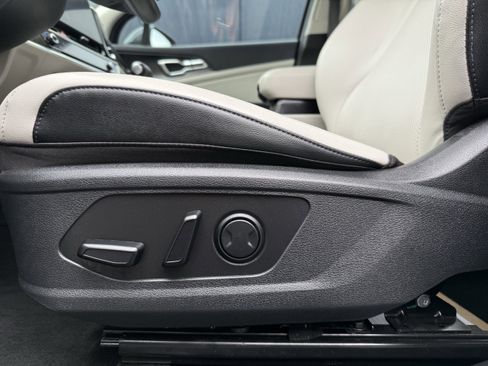 Used 2024 Kia Sportage EX image 19