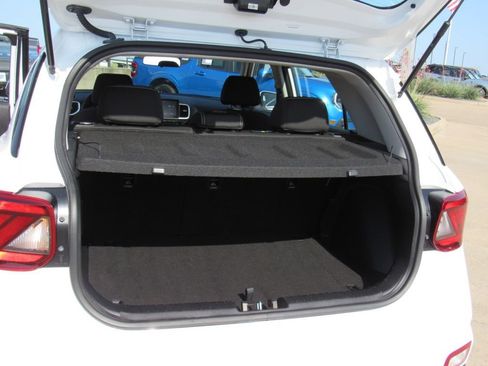 Certified 2025 Hyundai Venue SEL FWD image 17