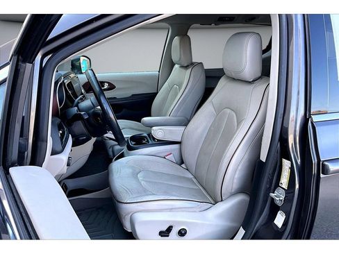 Used 2020 Chrysler Pacifica Limited FWD image 34