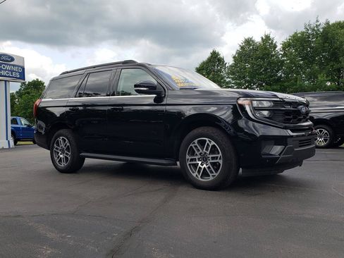 Used 2025 Ford Expedition Active AWD/4WD image 3