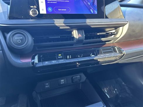 Used 2025 Toyota Prius SE image 28