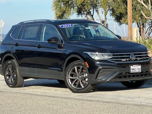 Used 2022 Volkswagen Tiguan SE w/ Panoramic Sunroof Package image 2