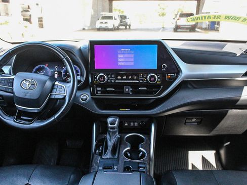 Used 2023 Toyota Highlander Platinum FWD image 2