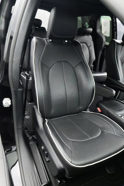 Used 2026 Chrysler Pacifica Limited FWD image 16