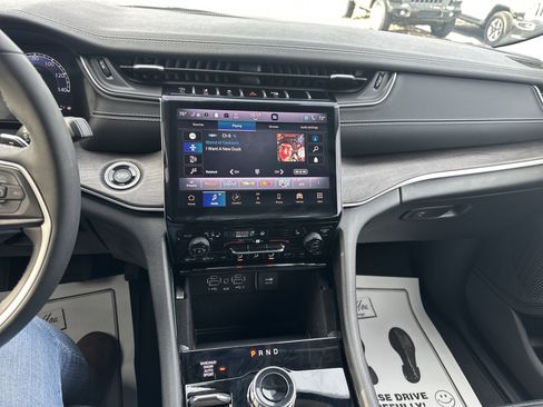 Used 2023 Jeep Grand Cherokee Limited image 24