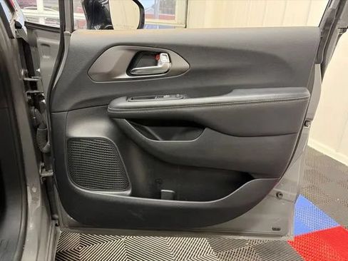 Used 2025 Chrysler Pacifica Select FWD image 18