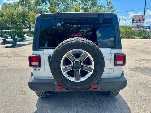 Used 2019 Jeep Wrangler Unlimited Sahara AWD/4WD image 9