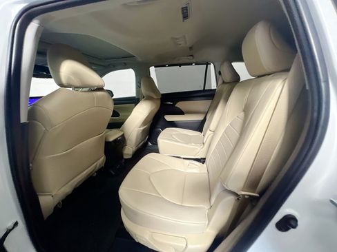 Used 2024 Toyota Highlander XLE FWD image 28