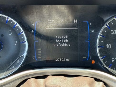 Used 2017 Chrysler Pacifica Touring Plus w/ Tire & Wheel Group FWD image 26