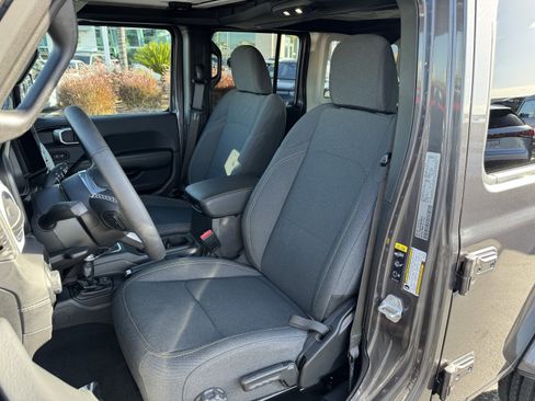 Used 2025 Jeep Wrangler Unlimited Sahara w/ Safety Group AWD/4WD image 13