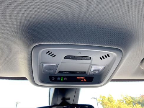 Used 2021 Chevrolet Traverse LT FWD image 31