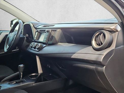 Used 2018 Toyota RAV4 LE FWD image 17