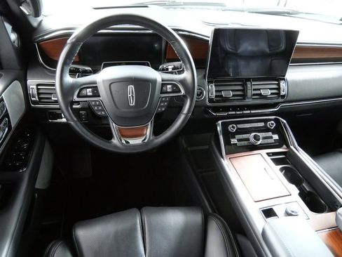 Certified 2023 Lincoln Navigator L Reserve AWD/4WD image 4