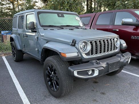 Used 2025 Jeep Wrangler Unlimited Sahara AWD/4WD image 3