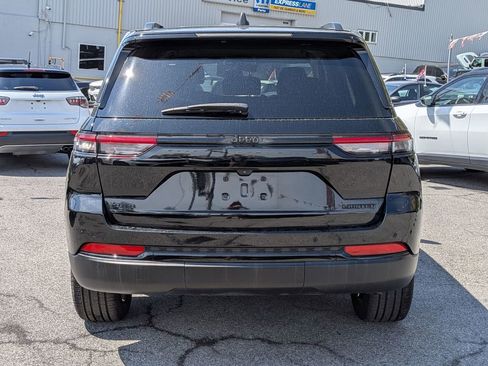 Used 2023 Jeep Grand Cherokee Limited w/ Black Appearance Package AWD/4WD image 7