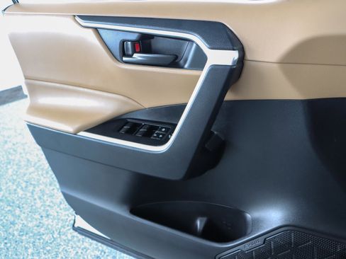 Used 2021 Toyota RAV4 LE image 21