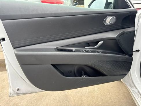 Used 2025 Hyundai Elantra SE FWD image 8